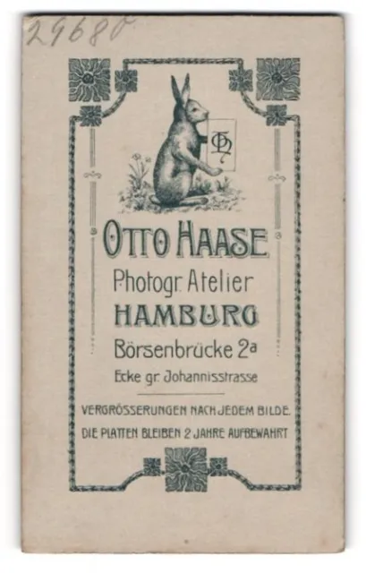 Fotografie Otto Haase, Hamburg, Börsenbrücke 2a, Hase hält Schild mit Monogramm