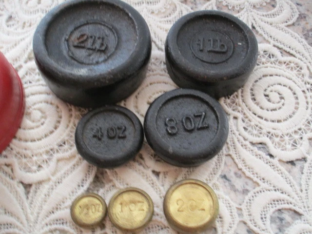Insg. 7 x alte Gewichte: 4 x Eisen und 3 x Messing