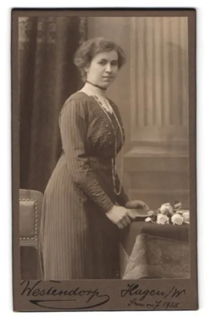 Fotografie Westendorp, Hagen / W., Portrait Dame im gestreiften Kleid mit Halsk
