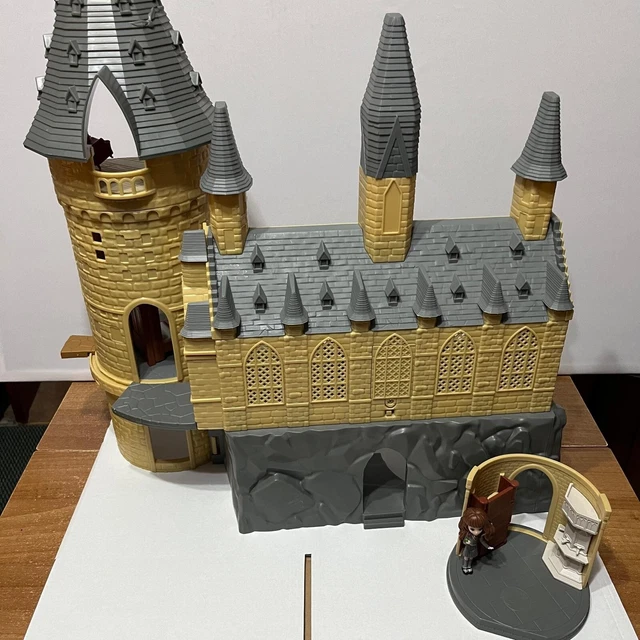 Wizarding World Magical Minis Hogwarts Castle with 12 Accessories