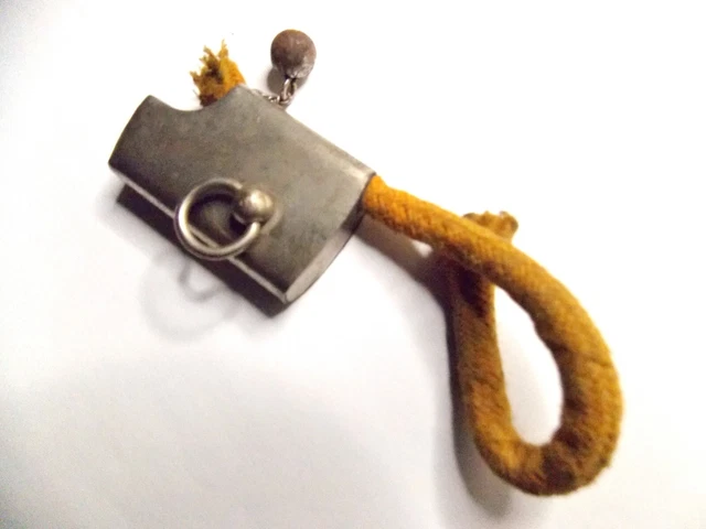 Petit BRIQUET PYROGENE à AMADOU -CLEF pour entrainer la MOLETTE INTERIEURE Petit BRIQUET PYROGENE à AMADOU -CLEF pour entrainer la MOLETTE INTERIEURE