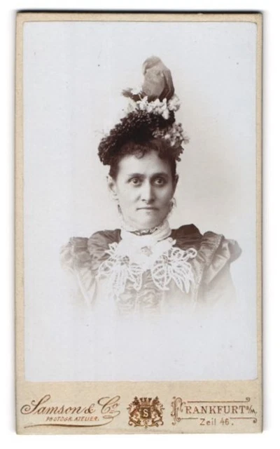 Fotografie Samson & Co., Frankfurt a. M., Zeil 46, Junge Dame im Kleid mit Spit