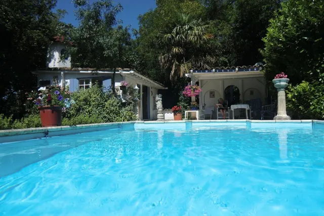 holiday accommodation France for 17 people near Carcasonne with pool