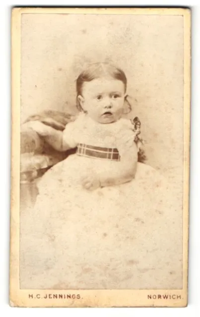 Fotografie H. C. Jennings, Norwich, Kleines Mädchen in weißem Kleid mit kariert