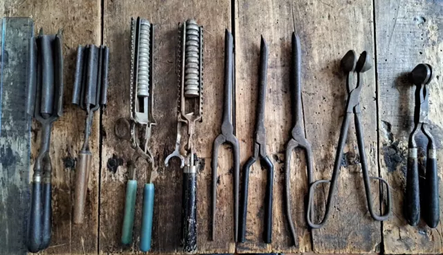 Lot D'anciens Outils Pour Coiffeur Coiffure, Fer A Friser A Cranter Etc...