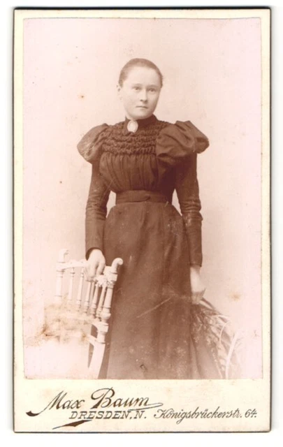 Fotografie Max Baum, Dresden, junge Frau in dunklem Kleid mit Puffärmeln und Br