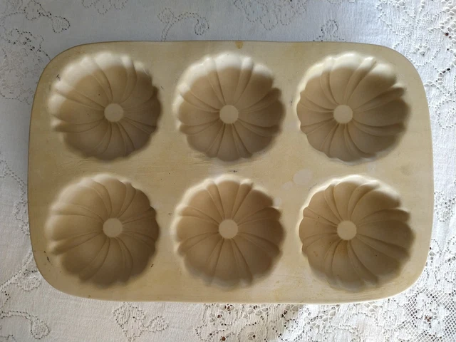 Pampered Chef Family Heritage Classics Stoneware Fluted 6 Mini Bundt Cake Pan