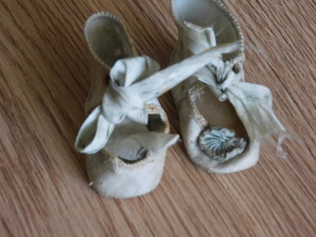 chaussures anciennes en soie pour poupée Bleuette