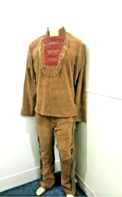 Salopette e pantaloni rossi in pelle scamosciata di daino marrone...
