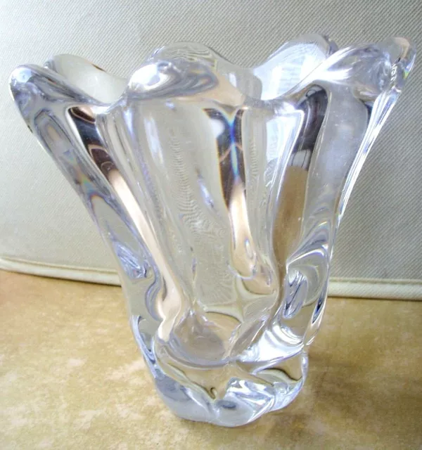 Beau vase en cristal polylobé signé Daum France 7 facettes vase tulipier