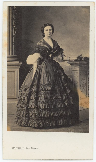 CDV circa 1860. Femme en robe par Levitsky à Paris. Noblesse à identifier.