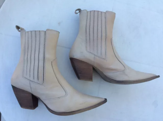 Bottines en 37 TEXTO en cuir beige en très bon état tout cuir.