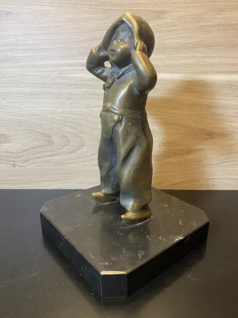 Statuette bronze enfant et son chapeau de marin pécheur. Socle marbre.