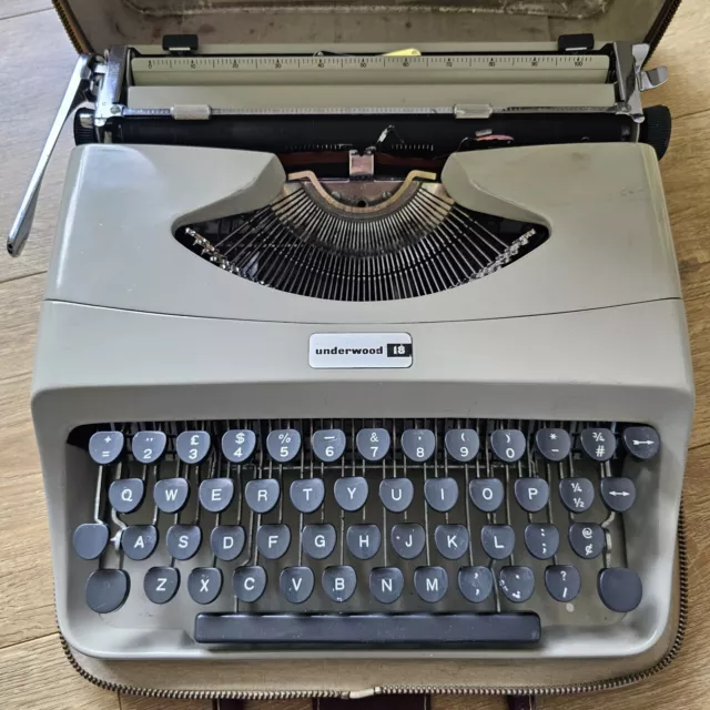 Vintage 1966 Underwood 18 Type Writer With Carry Case