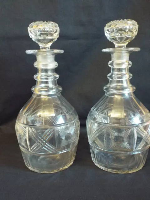 Gutes Paar georgianische anglo irisch geschnittene Glasdekanter c1820.
