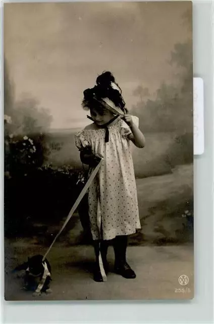 39178104 - Atelier Foto Maedchen Hund Strohhut AK Kind 1908