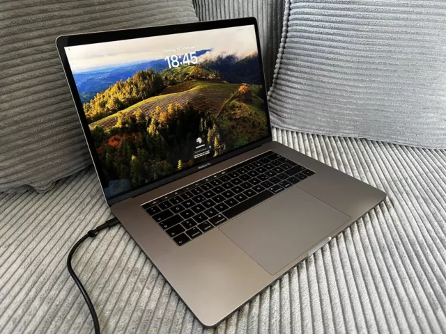 Apple MacBook Pro (Mid 2018) 15,4", Touch Bar, Intel Core i7 2,2GHz, 16GB *TOP*