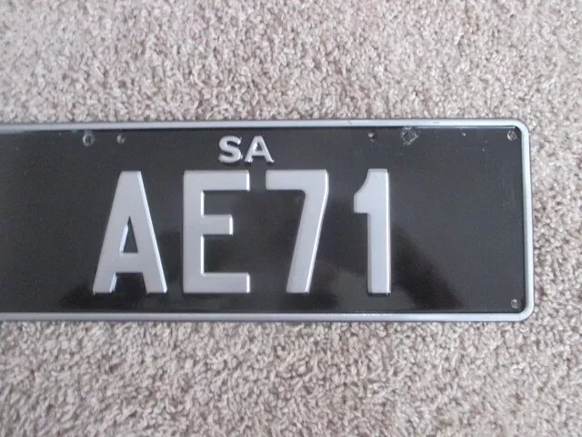 South Australia NUMBER PLATE   AE71  silver / black  MINT