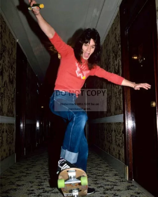 Eddie Van Halen Riding On A Skateboard - 8X10 Publicity Photo (Ww127)