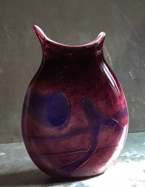 Vase boule aplati verre soufflé multicouche améthyste à filets Biot XXe