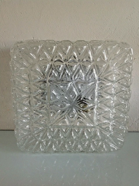Plafonnier Mid-Century Vintage Avec Abat-Jour En Verre Crème Et Monture En Metal Peint En Rouge Avec Chaine Et Extremite En Laiton Et Un Auvent En Plastique Rouge 1950s