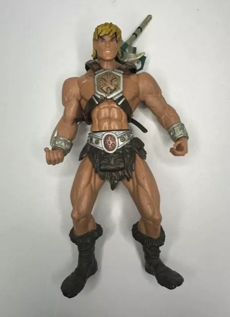 Figura de acción Mattel MOTU He-Man 2001 con chaleco y espada