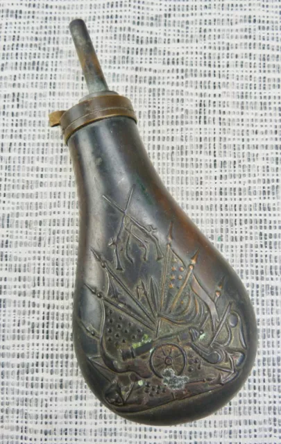 alte Pulverflasche Pulverhorn aus Messing / Kupfer US Motiv