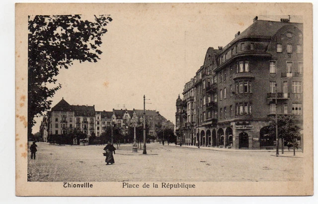 THIONVILLE - Moselle - CPA 57 - la place de la République - Petites taches