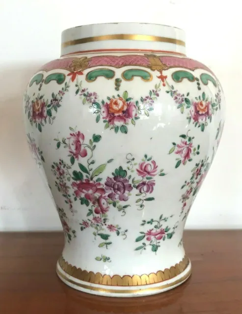 vase en porcelaine polychrome famille rose  . XIX siècle.