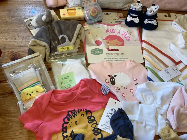 Grande pacchetto di tutti gli articoli nuovi con etichette bambina 20+ articoli neonato 0-3 mesi vestiti, giocattolo 3