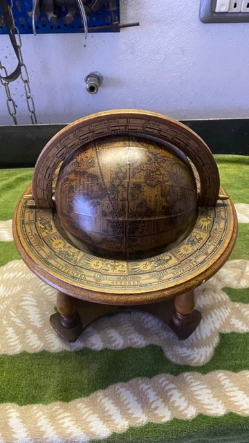 mappamondo antico in legno, ottimo stato, prezzo trattabile.
