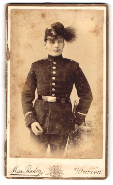 Fotografie Max Radig, Wurzen, junger sächsischer Jäger in Uniform mit Tschako u
