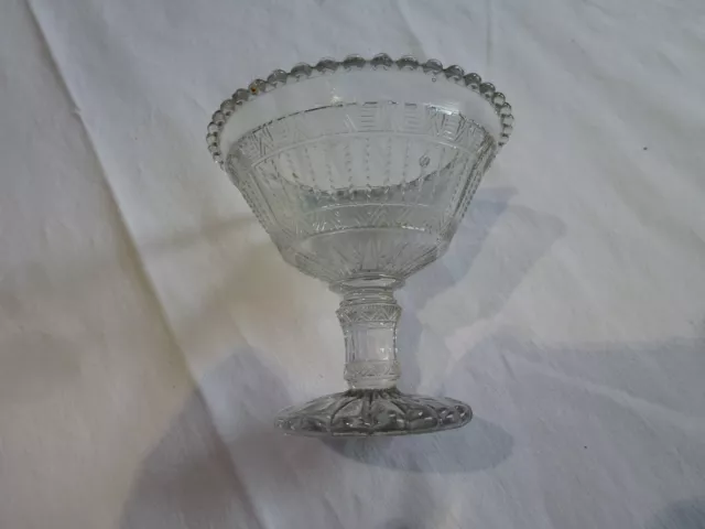 Petite coupe en verre moulé