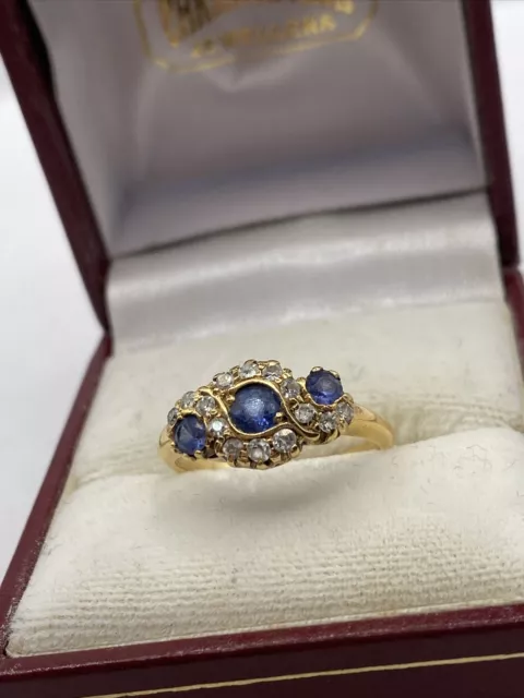Stunning .750 18ct Yellow Gold , Sapphire & Diamond Ring - 3 Grams