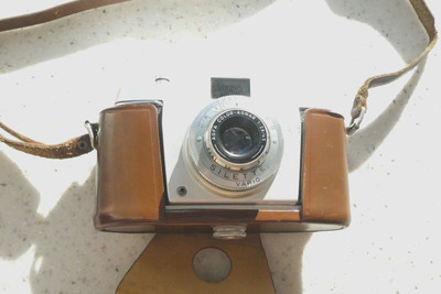 VINTAGE Coronet 44 4x4 ROTOLO FILM CAMERA IN BACHELITE E Agfa COLOR APOTAR SILETTE 