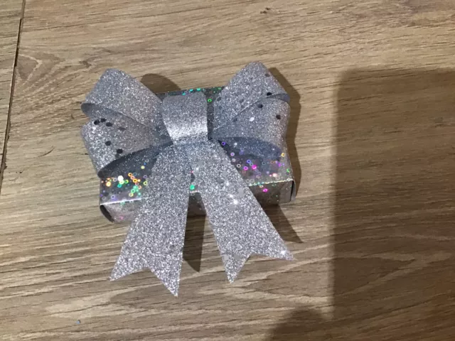 Petite boîte couleur argent avec arc joli cadeau