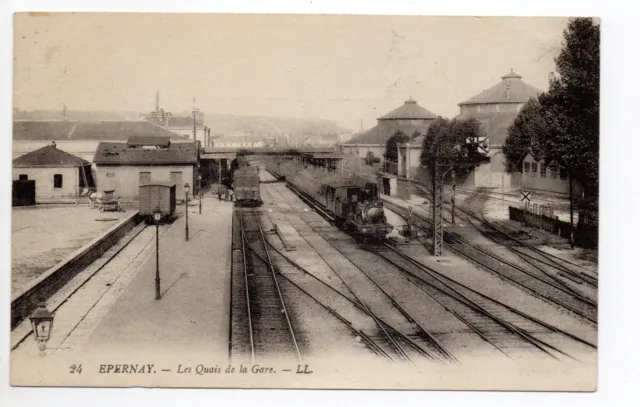 EPERNAY Marne CPA 51 les quais de la gare train en gare