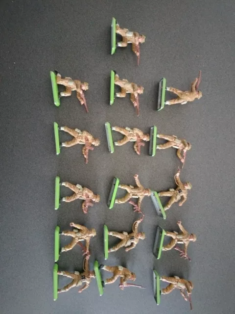 18 x 1971 Britains Ltd Deetail 1:32 scale WW2 Soldiers, Metal Bases England