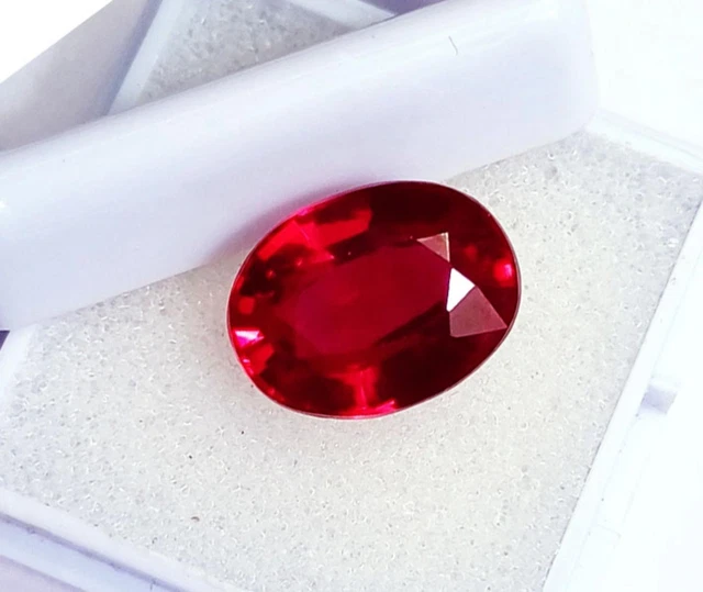 Fine pierre précieuse rare non sertie, spinelle bleue taille ovale de 1,08 carat