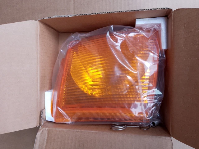 Genuine Volvo Truck Side Indicator Lamp – Right Side (20520041)