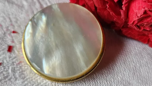 Gros bouton ancien en nacre  joli reflet blanc laiteux   à pied 2,6 cm D14N