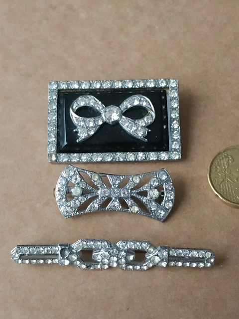 3 Broches anciennes avec strass.