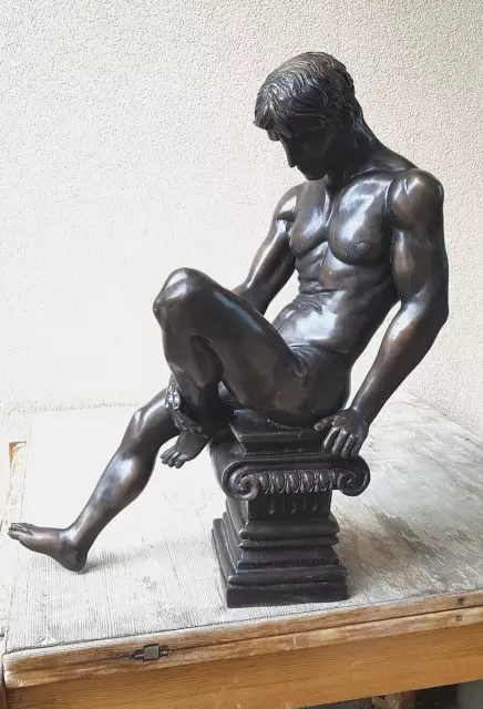 statue en bronze Homme nu assis