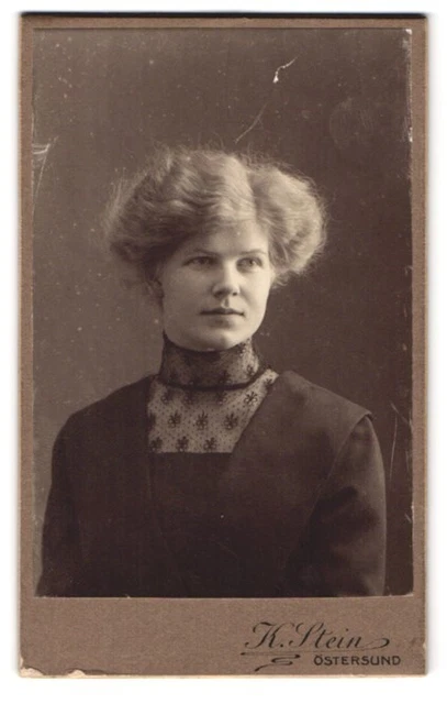 Fotografie K. Stein, Östersund, Portrait junge Dame mit moderner Frisur