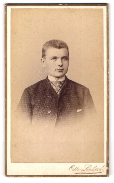 Fotografie Otto Liebert, Holzmiden, Junger Herr im karierten Anzug mit Krawatte