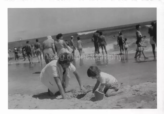 FOTOGRAFÍA ENCONTRADA DE COLECCIÓN bw A DAY AT THE BEACH Instantánea Original 19 23 T