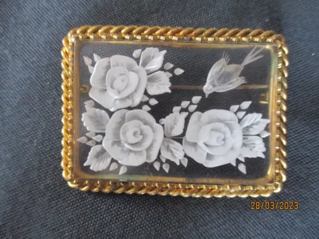 grande Broche Ancienne Lucite fleurs et oiseau .