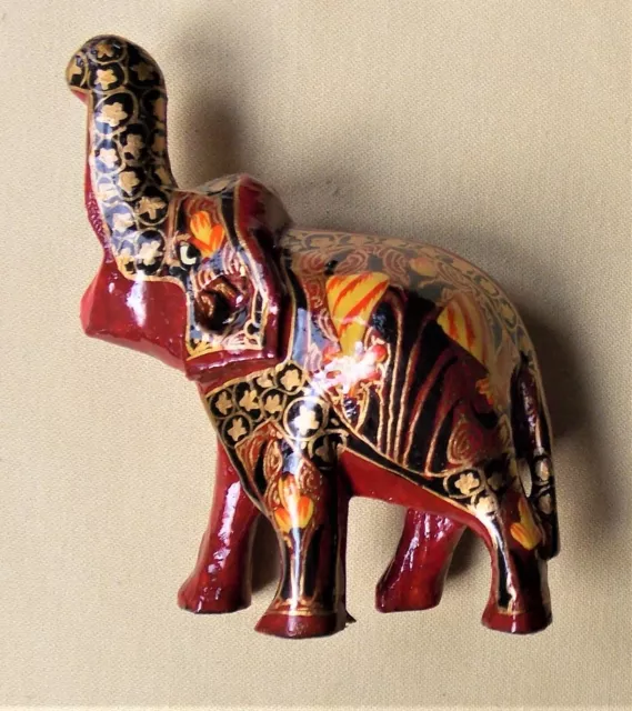 Elephant En Papier Mache Peint A La Main Elephant Rouge Trompe En Haut