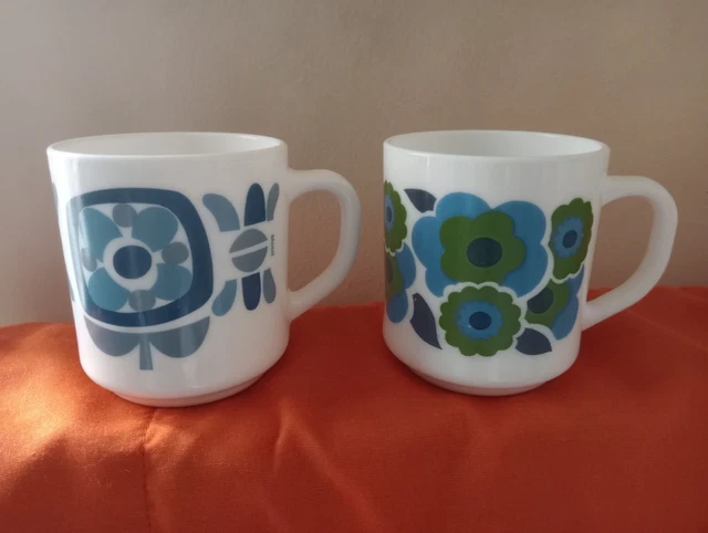 Lot De 2 Mugs Arcopal Vintage Rouge - Motif Fleur, Origine France, Occasion