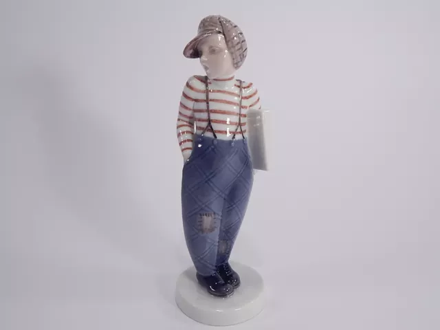 STATUINA ROYAL COPENHAGEN BING&GRONDAHL "Boy with papers"